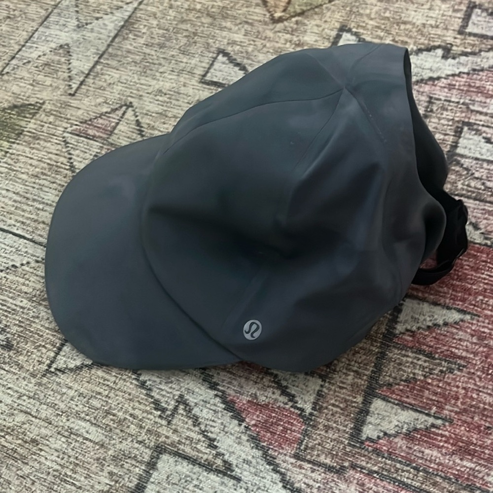 Lululemon Women’s fast and free running ponytail hat
Diamond Dyes graphite grey